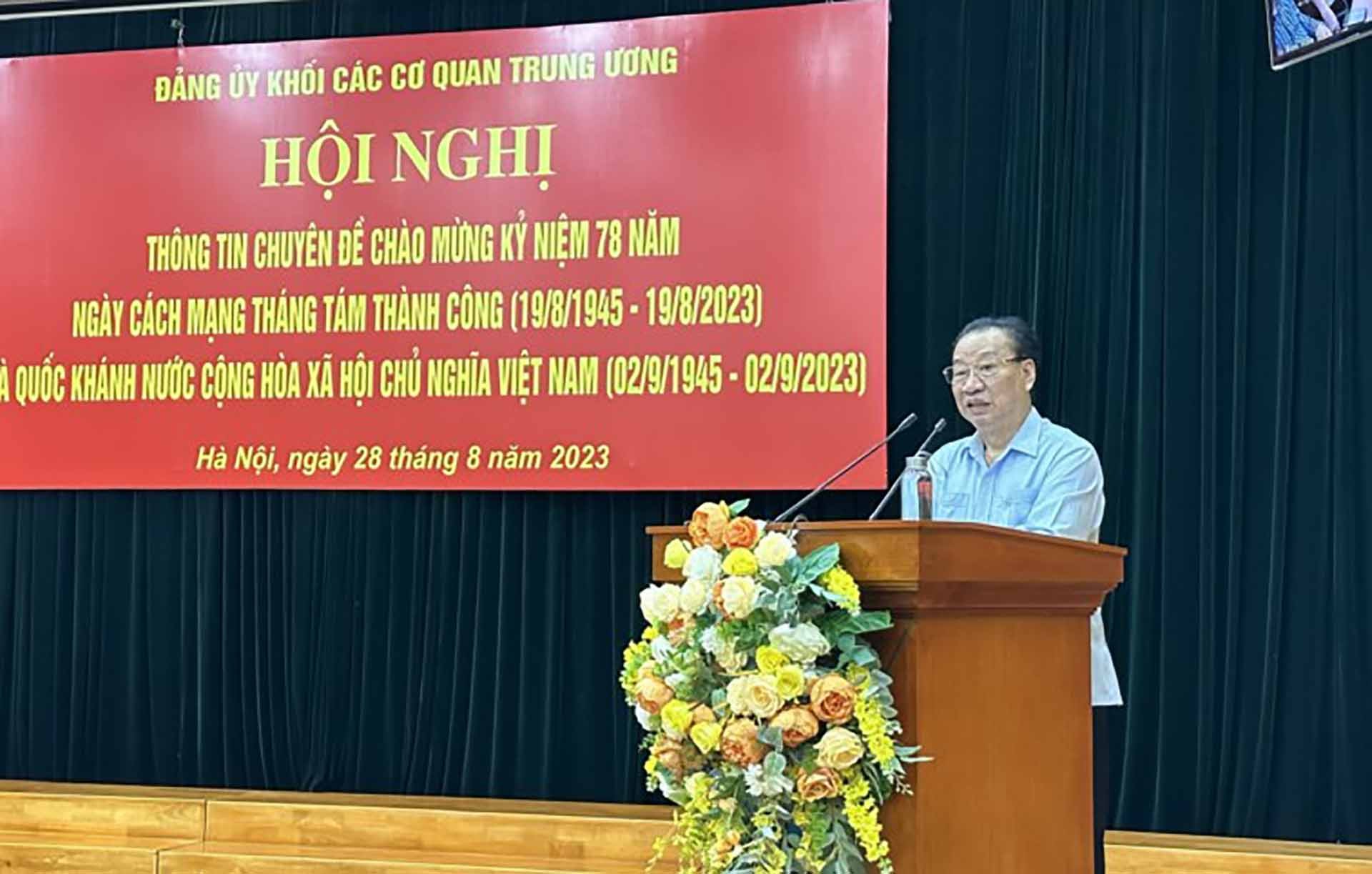 GS.TS Phùng Hữu Phú, nguyên Phó Chủ tịch Thường trực Hội đồng Lý luận Trung ương báo cáo chuyên đề tại Hội nghị. (Nguồn: ĐUKCCQTƯ)