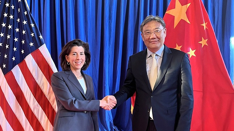 Bộ trưởng Thương mại Mỹ Gina Raimondo và Người đồng cấp Trung Quốc Vương Văn Đào tại Bắc Kinh.