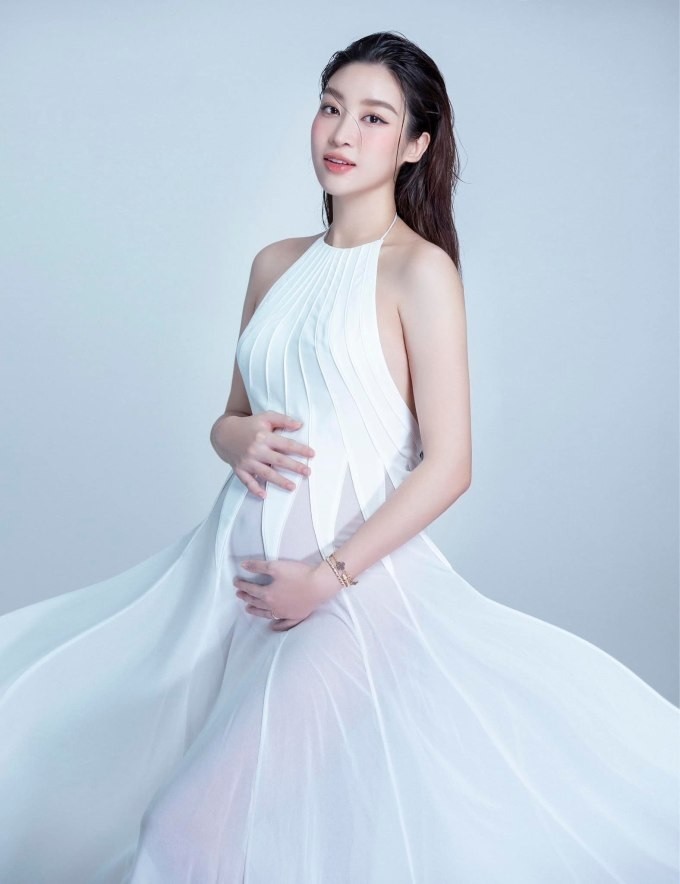 Hoa hậu Đỗ Mỹ Linh xinh đẹp dịu dàng trong bộ ảnh thời thai kỳ, lần đầu hé lộ chuyện bầu bí, sinh con