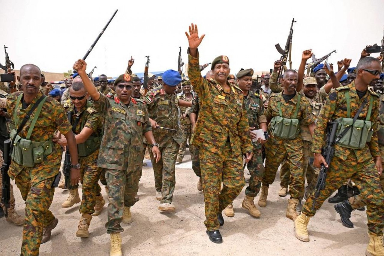 (08.29) Tư lệnh quân đội Sudan, Tướng Abdel Fattah al-Burhan (giữa, giơ tay) khẳng định sẽ không thỏa hiệp với RSF ở thời điểm hiện tại. (Nguồn: AFP)