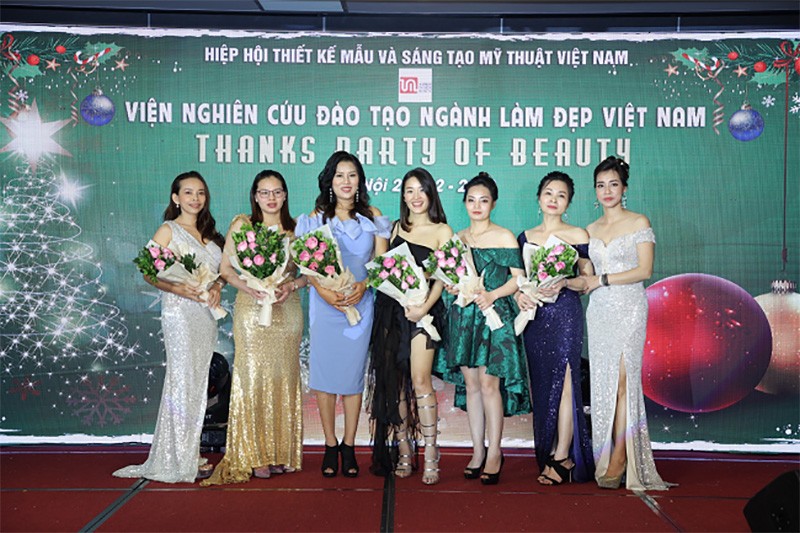 Doanh nhân Trần Thị Oanh (Yumi Trần) áo đen ở giữa – CEO học viện thẩm mỹ Yumi Academy.