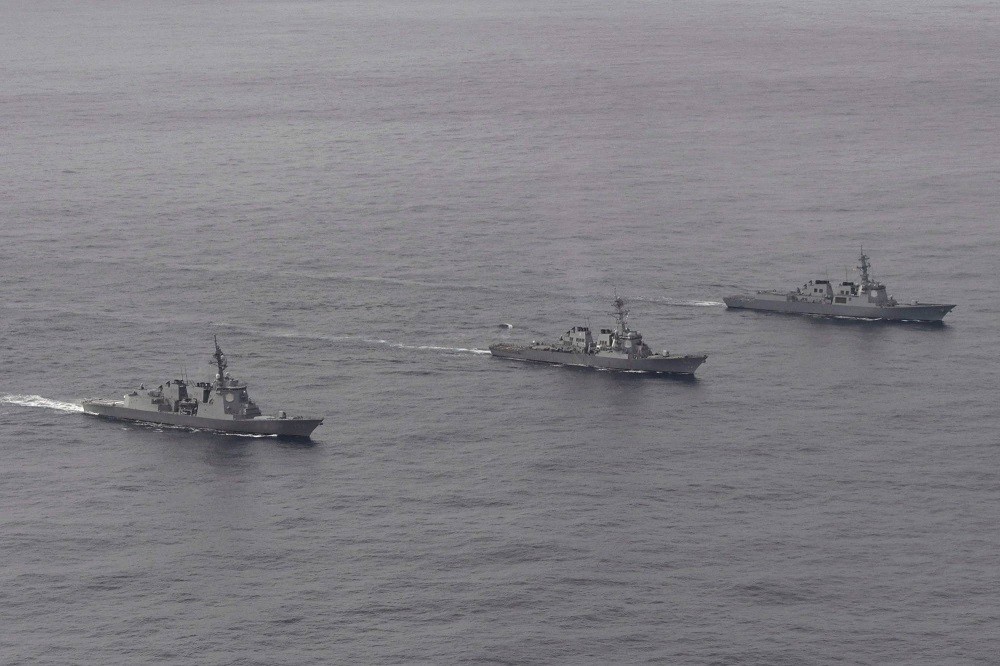 (08.29) The Maritime Self-Defense Force destroyer Atago (left), U.S. Navy destroyer USS Barry (center) and the South Korean Navy destroyer Sejong Daewang take part in a trilateral exercise in the Sea of Japan on Wednesday. | JAPANESE MINISTRY OF DEFENSE / VIA AFP-JIJI