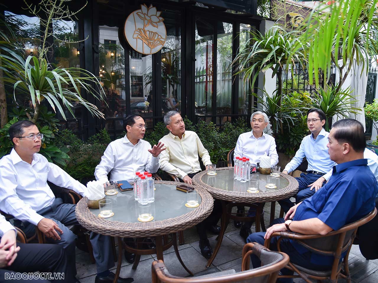 Vietnamese, Singaporean Foreign Ministers enjoy pho, coffee in Hanoi