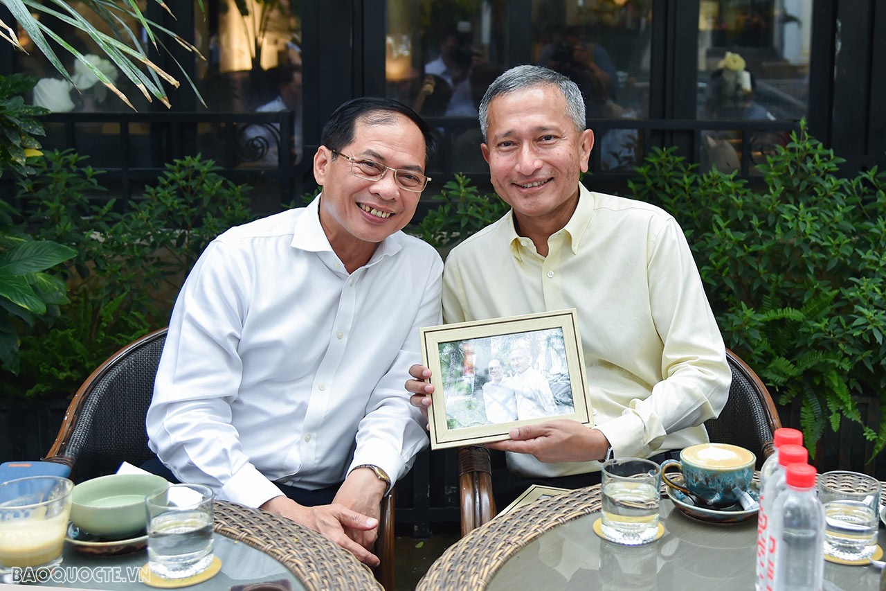 Vietnamese, Singaporean Foreign Ministers enjoy pho, coffee in Hanoi