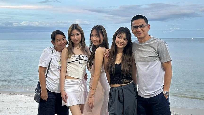 Hình ảnh HLV Kiatisuk cùng gia đình trong kỳ nghỉ vui vẻ trước khi trở lại Việt Nam