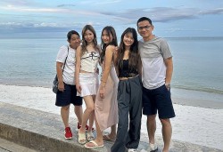 Hình ảnh HLV Kiatisuk cùng gia đình trong kỳ nghỉ vui vẻ trước khi trở lại Việt Nam