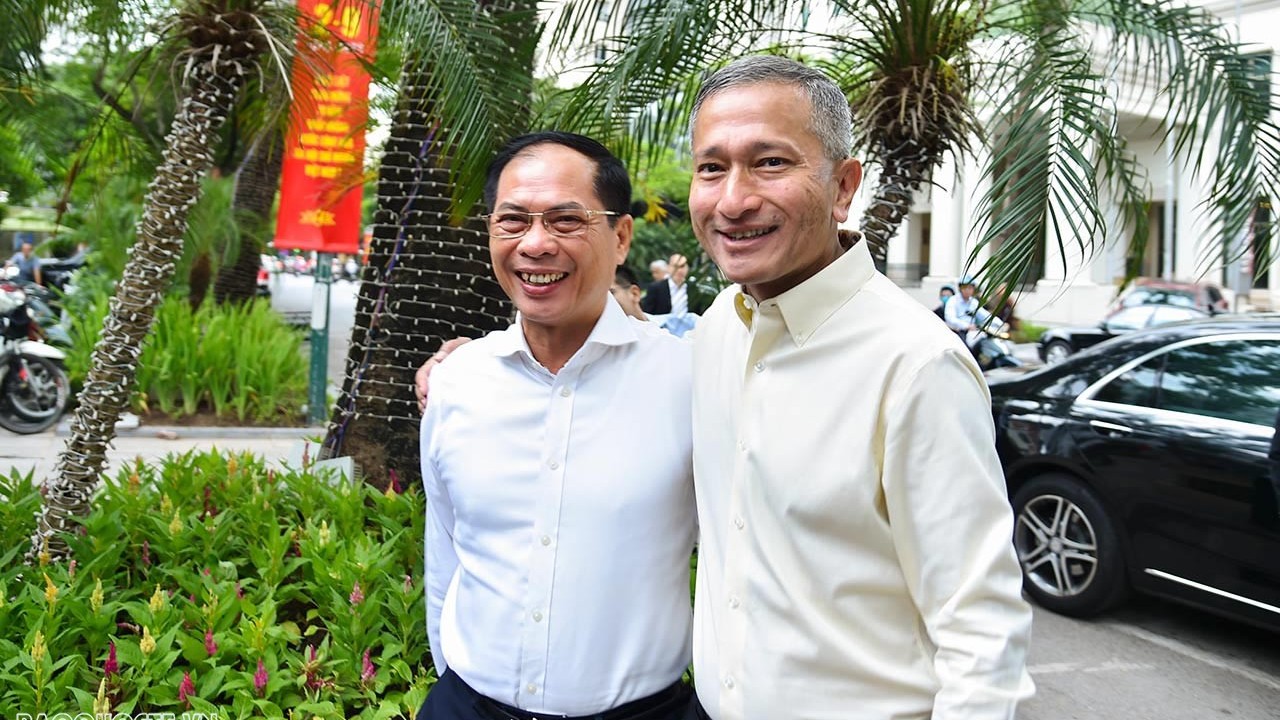 Bộ trưởng Ngoại giao Bùi Thanh Sơn mời Bộ trưởng Ngoại giao Singapore thưởng thức phở, cà phê sữa đá tại Hà Nội