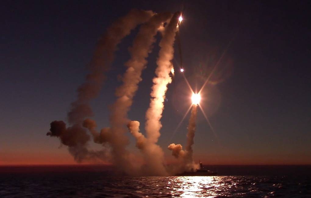 (08.29) Tàu Nga phóng tên lửa từ Biển Đen để tiêu diệt toa tàu chứa đạn dược của Ukraine. (Nguồn: TASS)