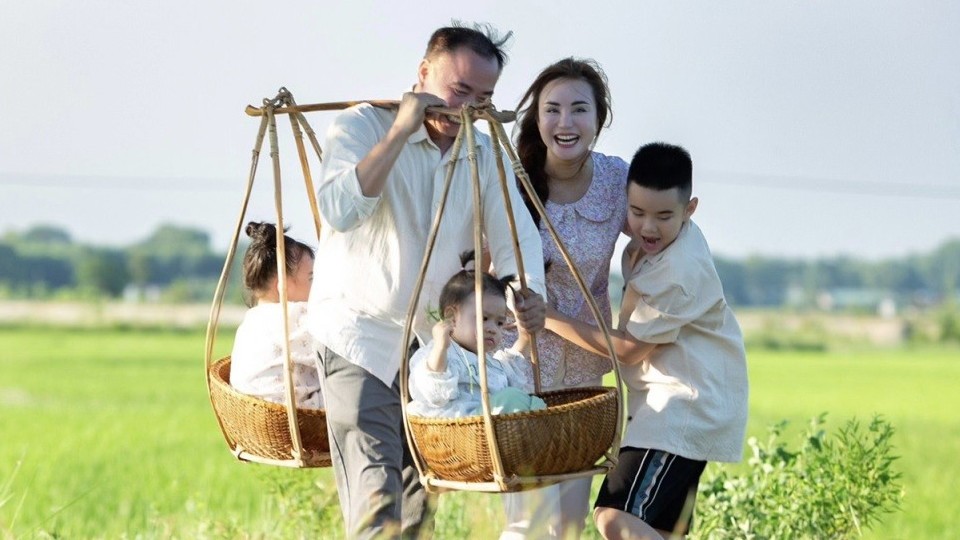 Ca sĩ Vy Oanh kết hợp cùng gia đình quay MV ca nhạc mới trong khung cảnh đồng quê