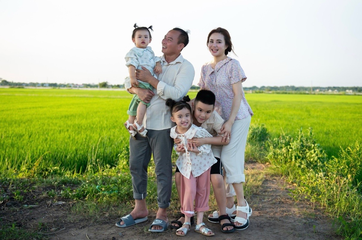 Ca sĩ Vy Oanh kết hợp cùng gia đình quay MV ca nhạc mới trong khung cảnh đồng quê