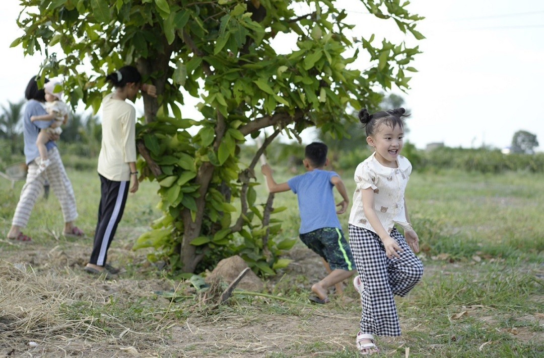 Các con Vy Oanh cùng vài người cháu của cô tham gia những trò chơi dân gian phổ biến ở nông thôn như trốn tìm, oẳn tù tì.