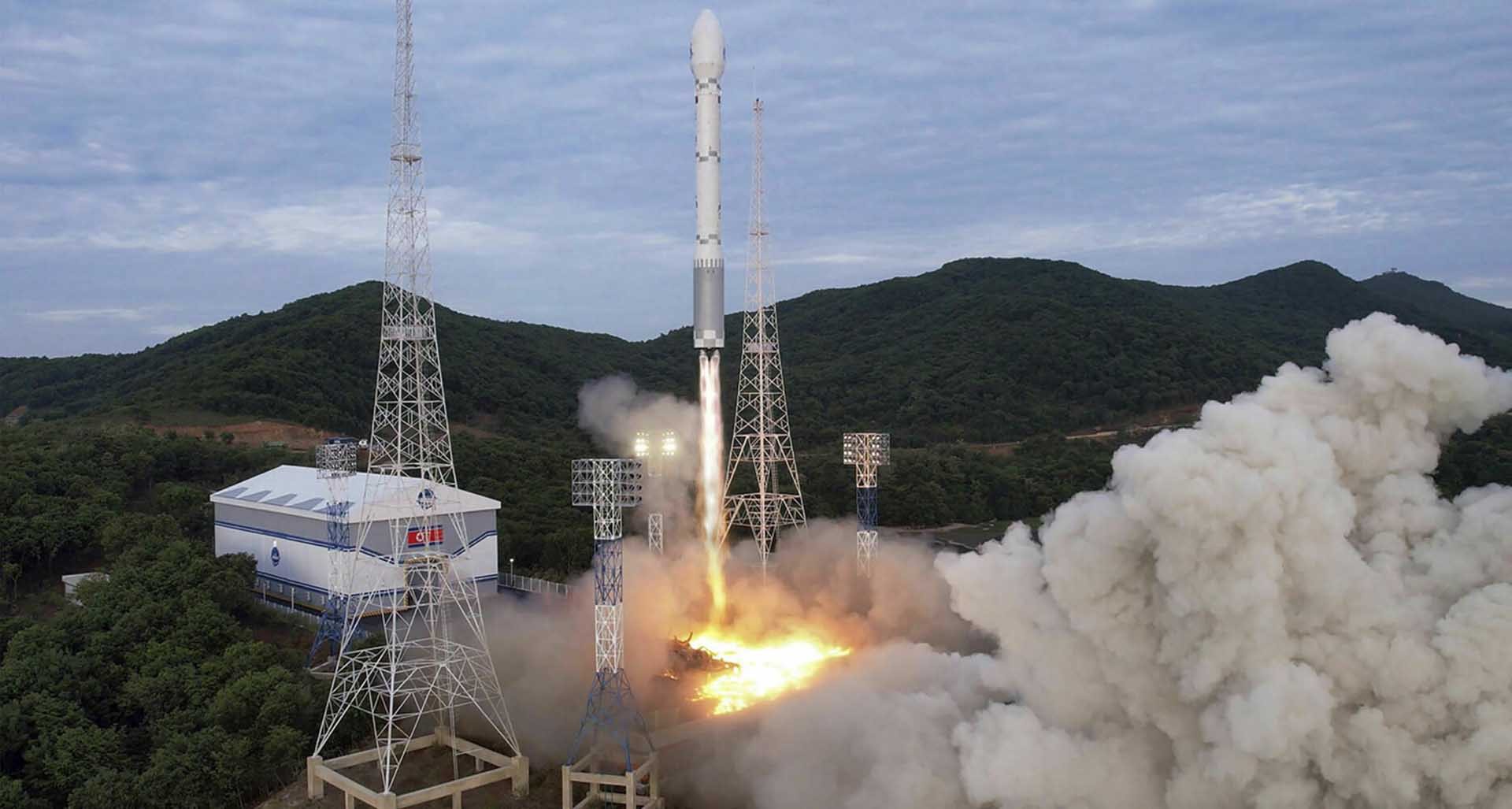 Hình ảnh vụ phóng vệ tinh Malligyong-1 cùng tên lửa đẩy Chollima-1 của Triều Tiên ngày 1/6 vừa qua. (Nguồn: KCNA)