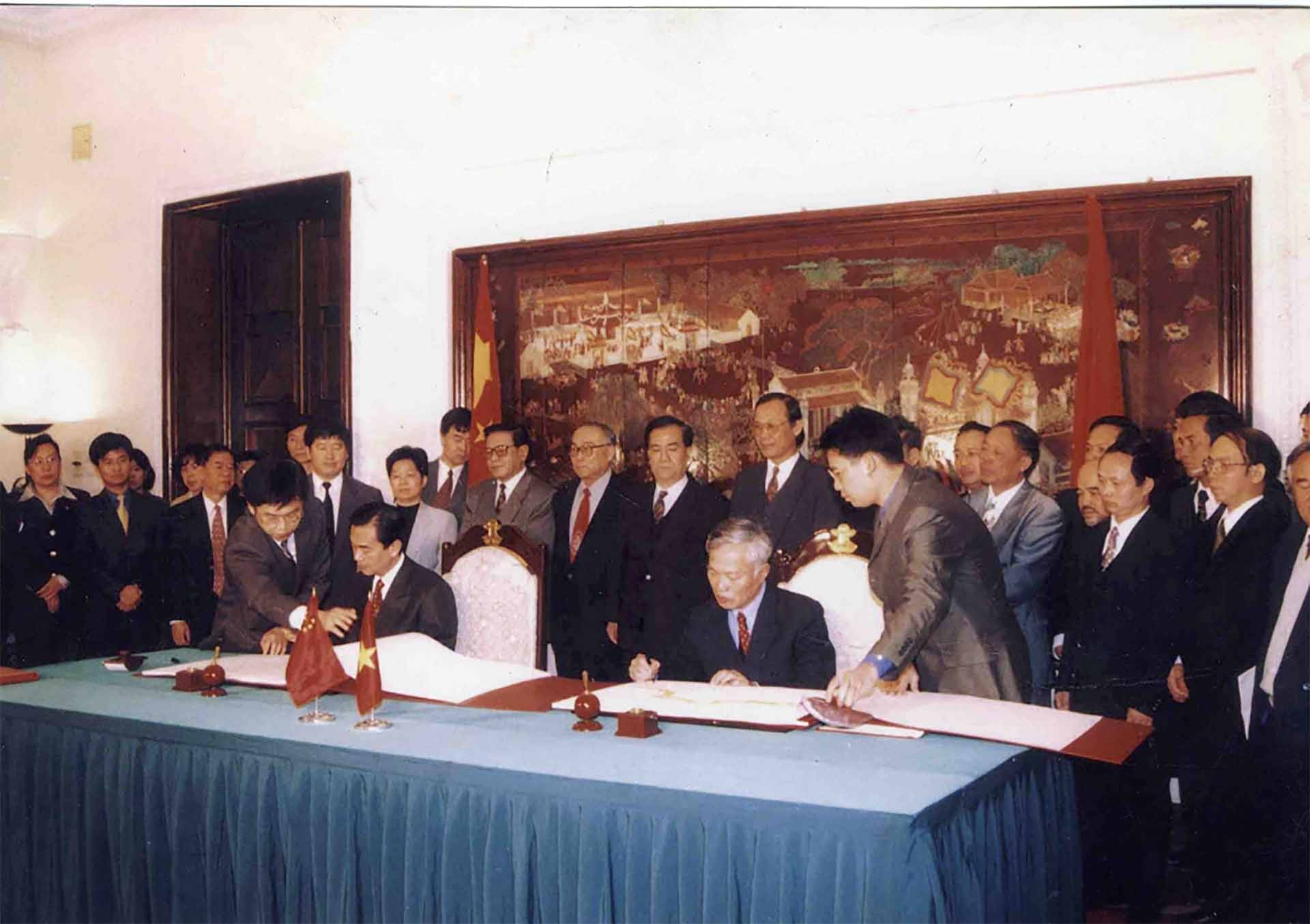 Lễ ký tắt Hiệp ước biên giới trên đất liền giữa CHXHCN Việt Nam và CHND Trung Hoa ngày 30/12/1999. (Ảnh: Tư liệu)