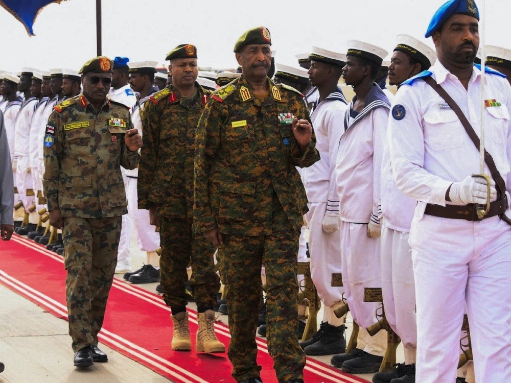 (08.29) Tướng Abdel Fattah al-Burhan tại Sân bay Port Sudan trước khi lên đường thăm Ai Cập ngày 29/8. (Nguồn: Reuters)