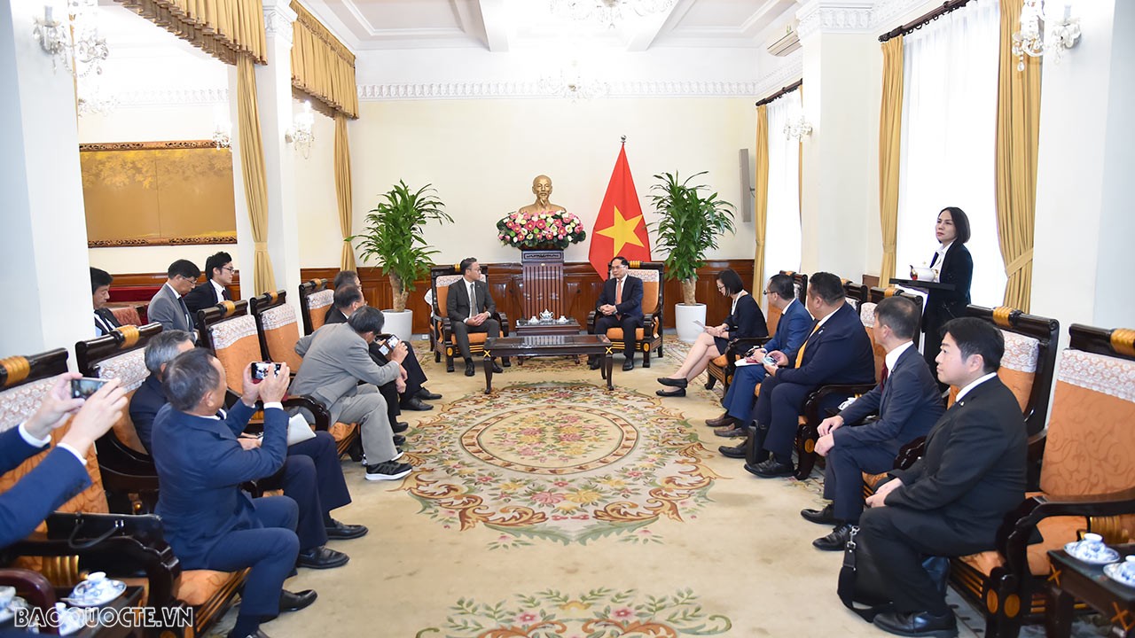 Foreign Minister Bui Thanh Son meets Govenor of Japan's Nagasaki prefecture