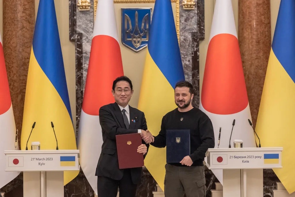 Tổng thống Ukraine Zelensky (phải) và Thủ tướng Nhật Bản Kishida trong cuộc gặp tại Kiev, ngày 21/3. (Nguồn: The Kyiv Independent)