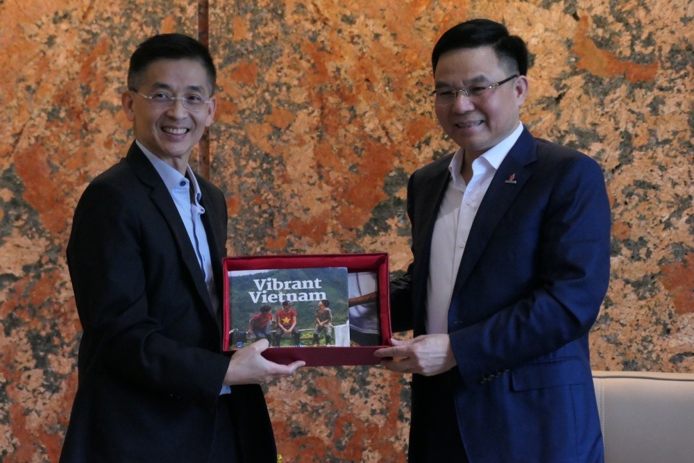 Tổng Giám đốc Petrovietnam tặng quà lưu niệm cho lãnh đạo Sembcorp Việt Nam