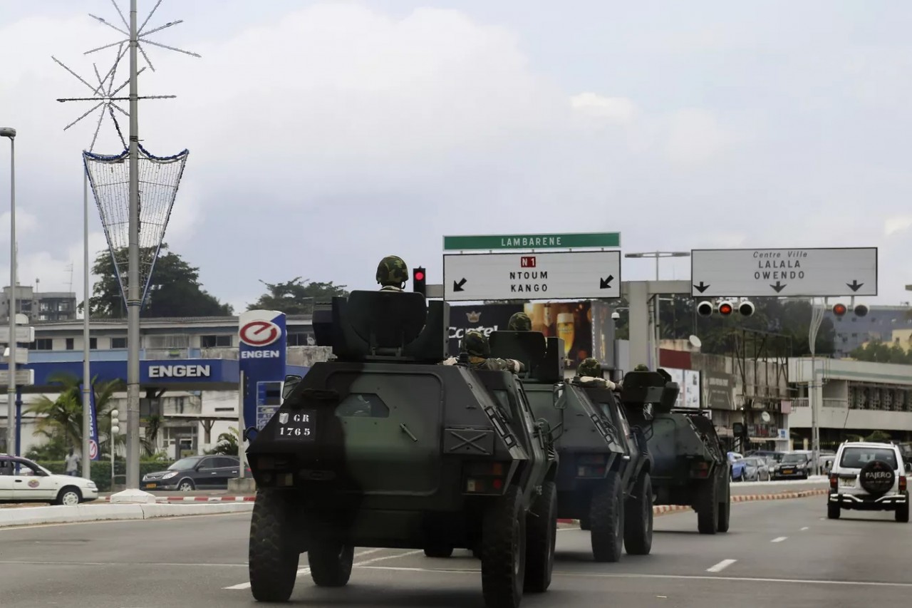 (08.30) Xe bọc thép quân sự ở thủ đô Libreville, Gabon. (Nguồn: AFP)
