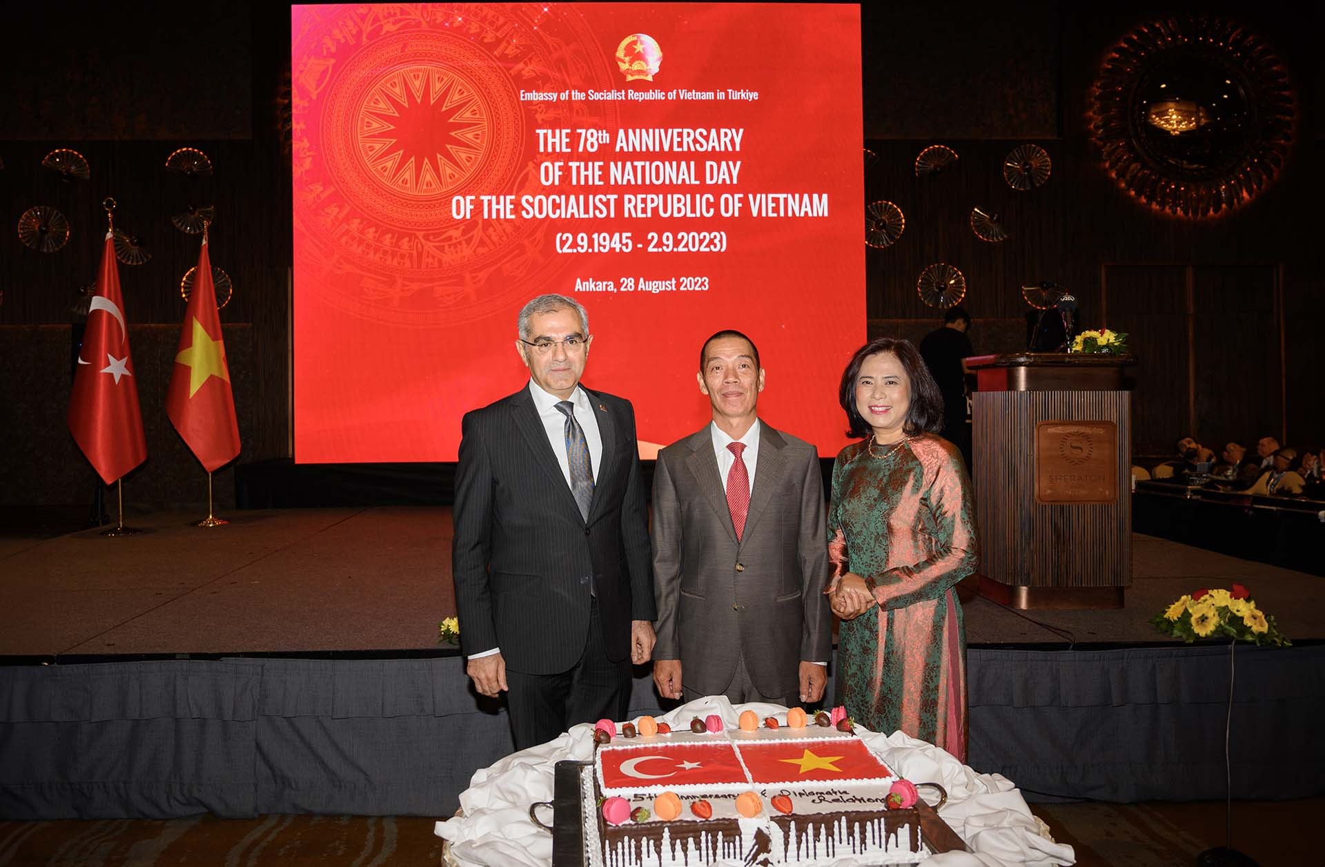 Thứ trưởng Bộ Ngoại giao Thổ Nhĩ Kỳ Burak Akcapar, Đại sứ Đỗ Sơn Hải cùng phu nhân cắt bánh mừng sự kiện.