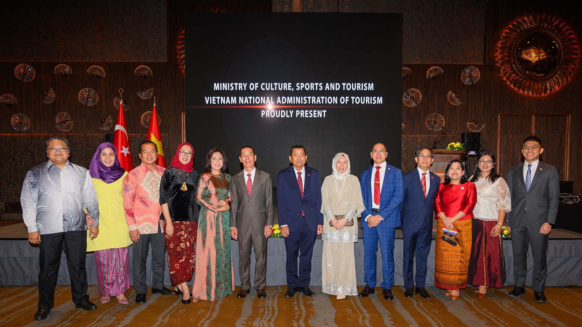 Đại sứ Đỗ Sơn Hải cùng Đại sứ/đại biện của các quốc gia ASEAN.