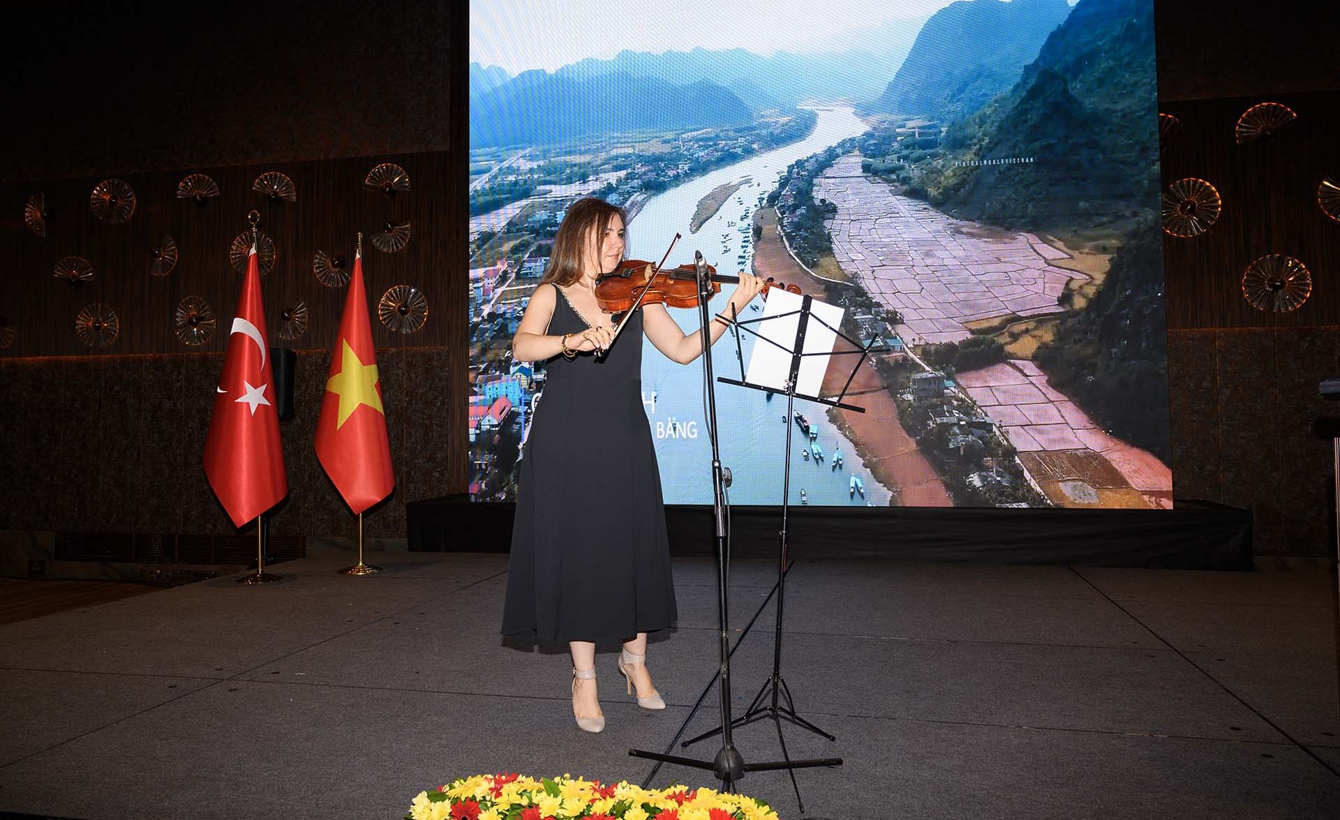 Nhạc công Thổ Nhĩ Kỳ biểu diễn các ca khúc của Việt Nam.