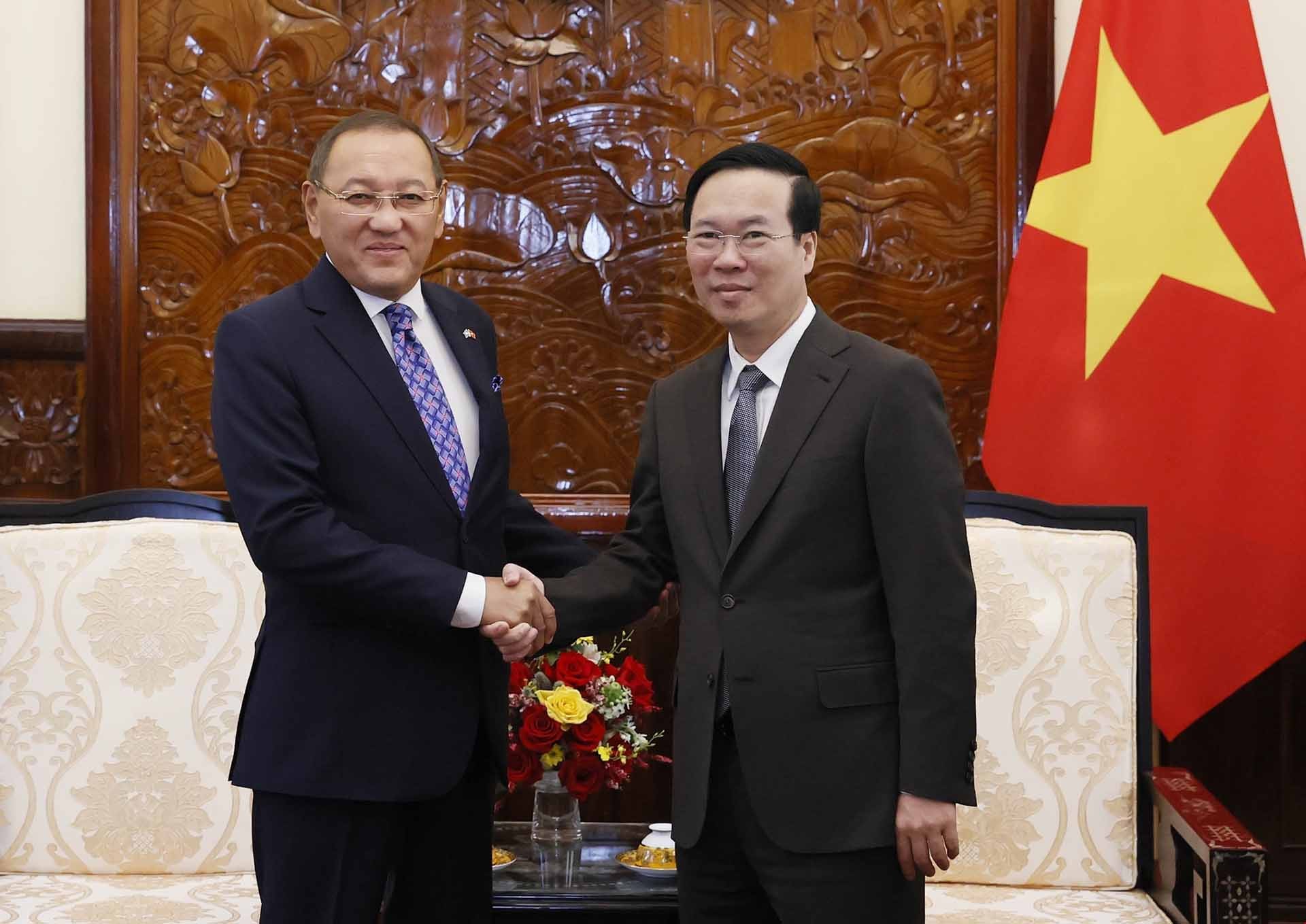 Chủ tịch nước Võ Văn Thưởng tiếp Đại sứ Kazakhstan Yerlan Baizhanov. (Nguồn: TTXVN)