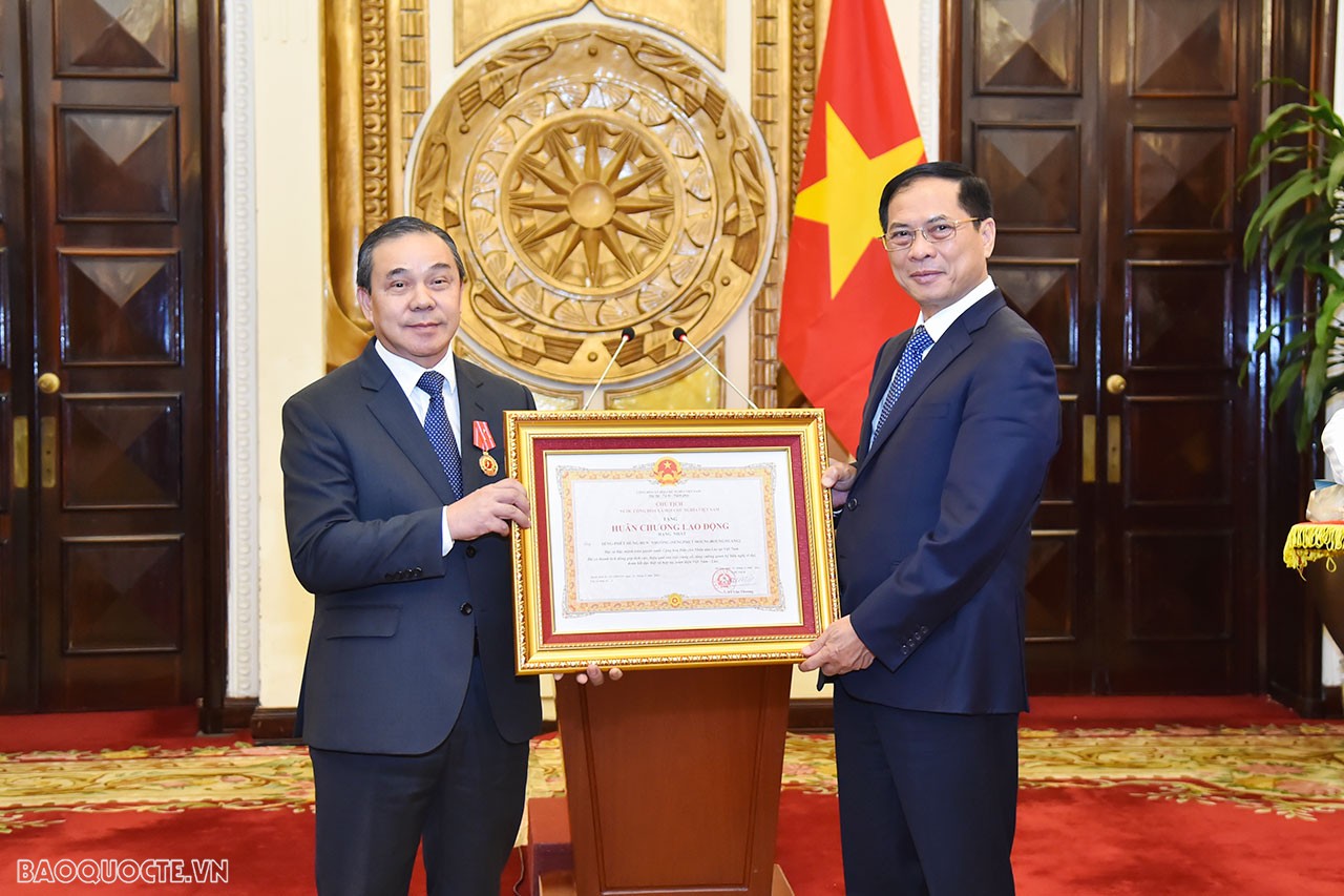 Trao Huân chương Lao động hạng Nhất cho Đại sứ Lào tại Việt Nam Sengphet Houngboungnuang