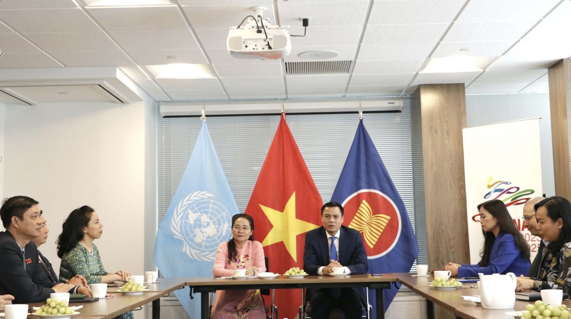 Đại sứ Đặng Hoàng Giang chủ trì đón, làm việc với đoàn Chủ tịch HĐND TP. Hồ Chí Minh