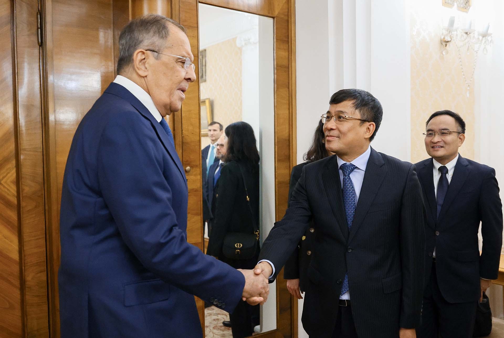 Thứ trưởng Thường trực Bộ Ngoại giao Nguyễn Minh Vũ chào Bộ trưởng Ngoại giao Nga Sergey Lavrov. 