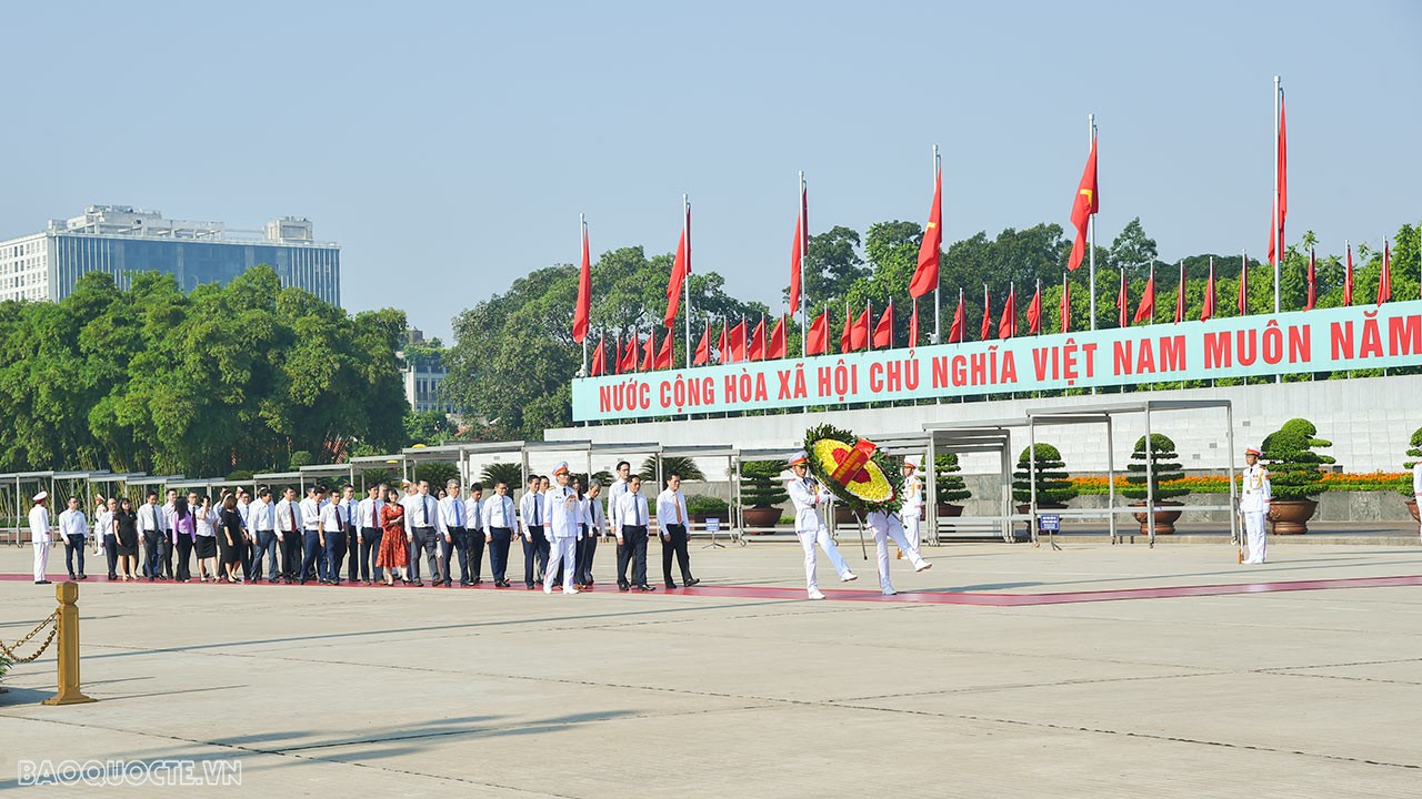 Sáng nay 31/8, Đoàn đại biểu Bộ Ngoại giao do Bộ trưởng Ngoại giao Bùi Thanh Sơn dẫn đầu đã đặt hoa và vào viếng Lăng Chủ tịch Hồ Chí Minh nhân kỷ niệm 78 năm Ngày Cách mạng Tháng Tám và Quốc khánh 2/9. (Ảnh: Tuấn Anh) Sáng nay 31/8, Đoàn đại biểu Bộ Ngoại giao do Bộ trưởng Ngoại giao Bùi Thanh Sơn dẫn đầu đã đặt hoa và vào viếng Lăng Chủ tịch Hồ Chí Minh nhân kỷ niệm 78 năm Ngày Cách mạng Tháng Tám và Quốc khánh 2/9. (Ảnh: Tuấn Anh)