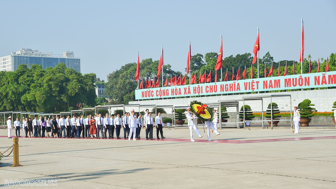 Sáng nay 31/8, Đoàn đại biểu Bộ Ngoại giao do Bộ trưởng Ngoại giao Bùi Thanh Sơn dẫn đầu đã đặt hoa và vào viếng Lăng Chủ tịch Hồ Chí Minh nhân kỷ niệm 78 năm Ngày Cách mạng Tháng Tám và Quốc khánh 2/9. (Ảnh: Tuấn Anh)