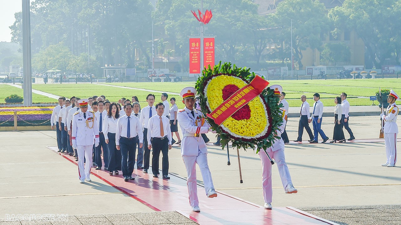 Sáng nay 31/8, Đoàn đại biểu Bộ Ngoại giao do Bộ trưởng Ngoại giao Bùi Thanh Sơn dẫn đầu đã đặt hoa và vào viếng Lăng Chủ tịch Hồ Chí Minh nhân kỷ niệm 78 năm Ngày Cách mạng Tháng Tám và Quốc khánh 2/9. (Ảnh: Tuấn Anh)
