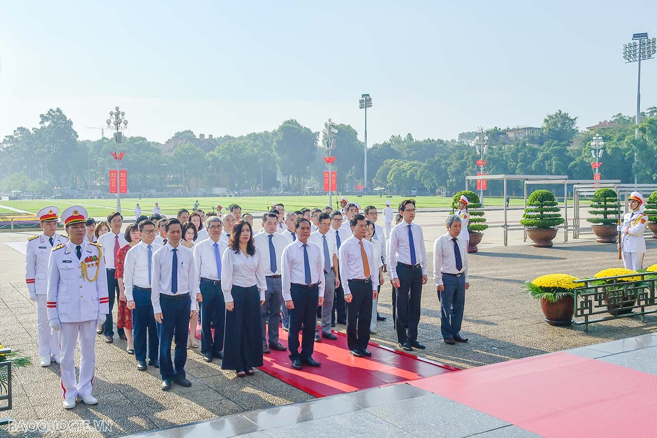 Foreign Minister paid tribute to President Ho Chi Minh on 78th National Day Foreign Minister paid tribute to President Ho Chi Minh on 78th National Day