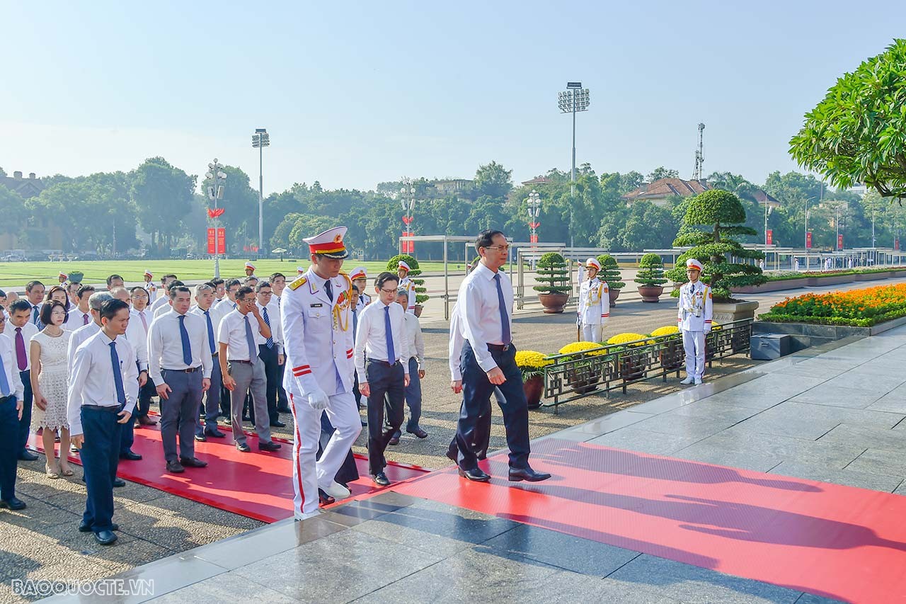 Foreign Minister paid tribute to President Ho Chi Minh on 78th National Day Foreign Minister paid tribute to President Ho Chi Minh on 78th National Day