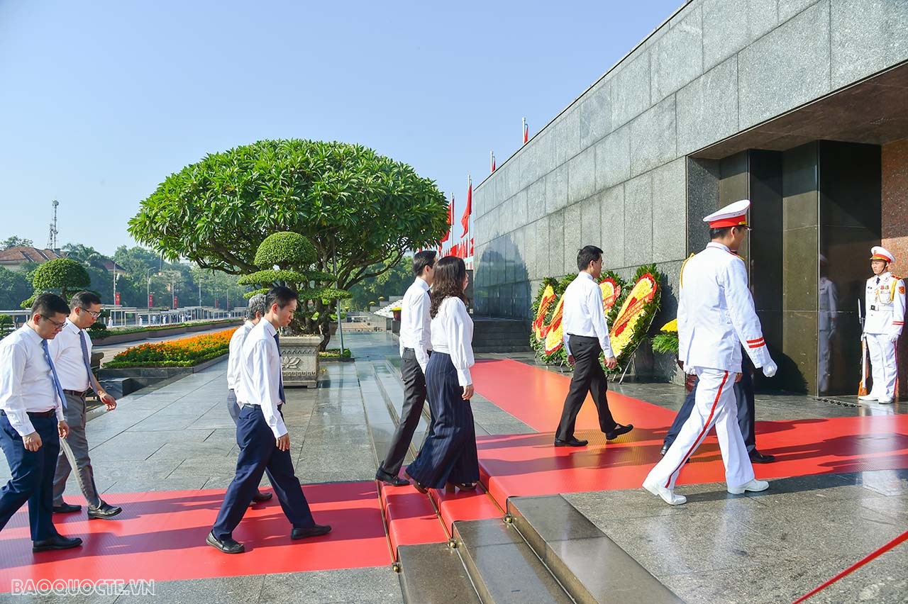 Foreign Minister paid tribute to President Ho Chi Minh on 78th National Day