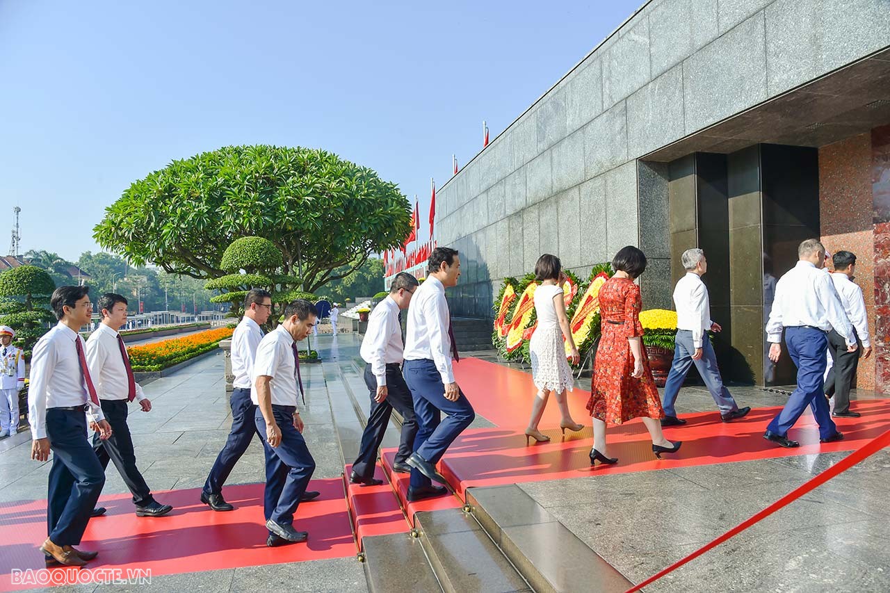 Foreign Minister paid tribute to President Ho Chi Minh on 78th National Day Foreign Minister paid tribute to President Ho Chi Minh on 78th National Day