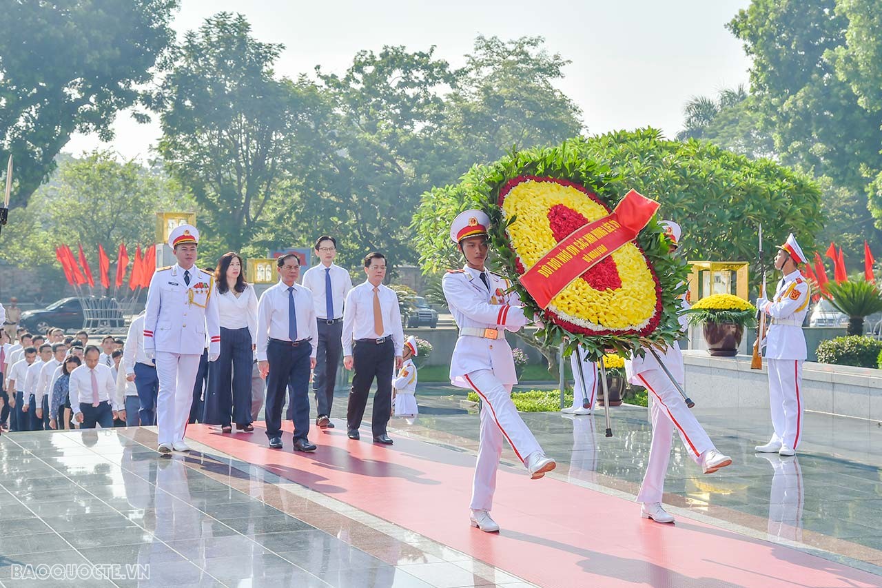 Foreign Minister paid tribute to President Ho Chi Minh on 78th National Day Foreign Minister paid tribute to President Ho Chi Minh on 78th National Day