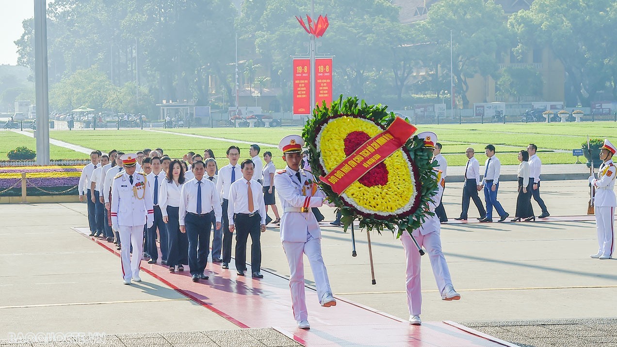 Foreign Minister paid tribute to President Ho Chi Minh on 78th National Day