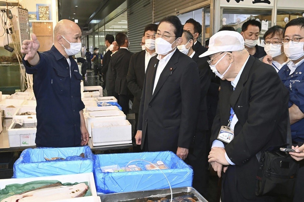 (08.31) Thủ tướng Nhật Bản Kishida Fumio thăm chợ cá Toyosu ở Tokyo ngày 31/8. (Nguồn: AP/Kyodo News)
