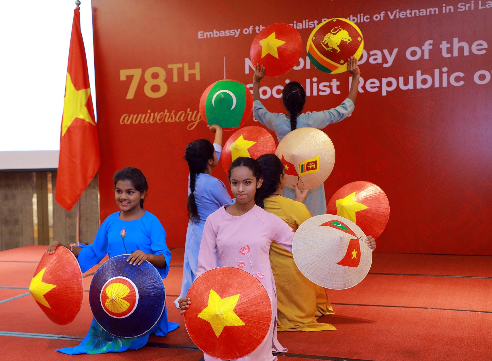 Trẻ em Sri Lanka múa nón lá tiết mục Việt Nam quê hương tôi.
