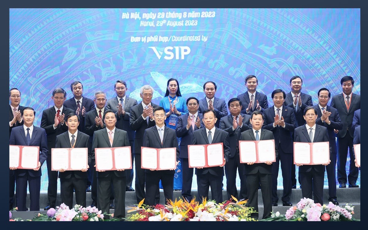 Thủ tướng Phạm Minh Chính và Thủ tướng Lý Hiển Long chứng kiến trao Quyết định chấp thuận chủ trương đầu tư Khu công nghiệp VSIP tại các địa phương.