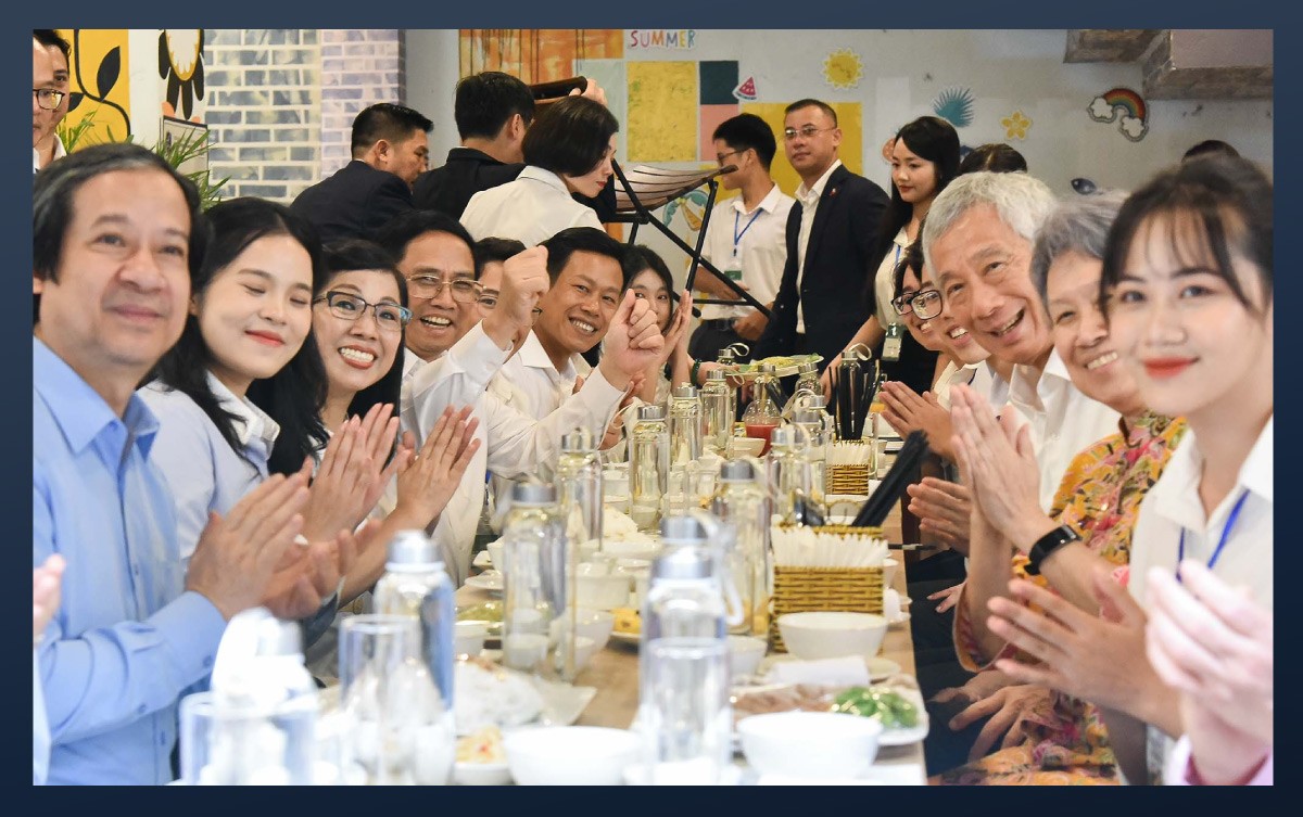 Thủ tướng Phạm Minh Chính và Phu nhân cùng Thủ tướng Lý Hiển Long và Phu nhân ăn cơm trưa cùng các sinh viên.