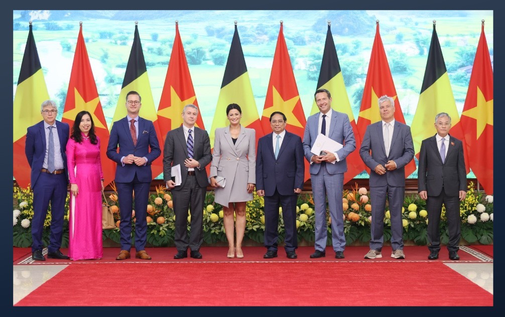 Thủ tướng Phạm Minh Chính và Chủ tịch Thượng viện Bỉ Stéphanie D'Hose cùng thành viên đoàn hai nước.