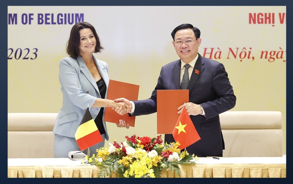 Chủ tịch Quốc hội Vương Đình Huệ và Chủ tịch Thượng viện Bỉ Stéphanie D'Hose ký Thỏa thuận hợp tác giữa Quốc hội Việt Nam và Nghị viện Bỉ.
