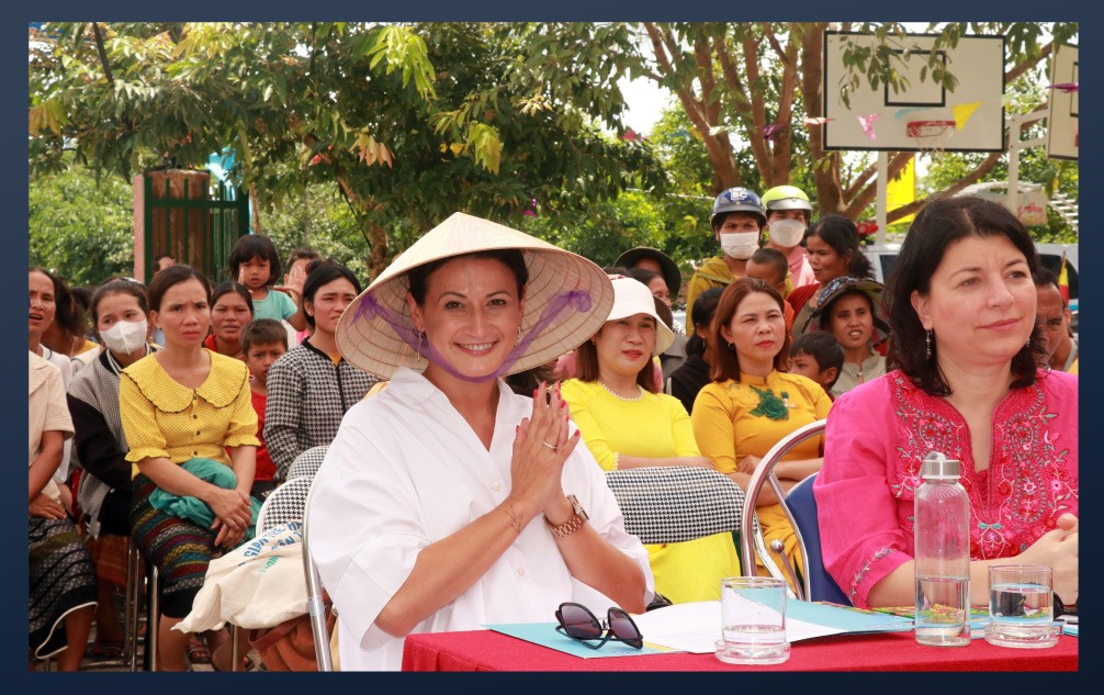Bà Stephanie D’Hose tham gia hoạt động truyền thông về bạo lực giới đối với trẻ em gái và phụ nữ trẻ tại Trường Trung học cơ sở Húc, tỉnh Quảng Trị.