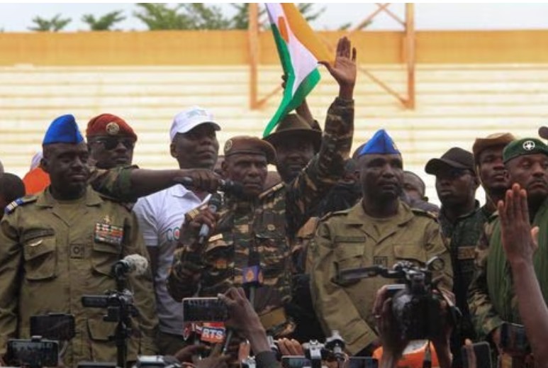 Đại tá Ibro Amadou đưa ra thông điệp khi đứng cùng các nhà lãnh đạo chính quyền Nigeria khác trong khi người dân Nigeria tụ tập một tháng kể từ cuộc đảo chính, để ủng hộ những người lính đảo chính và yêu cầu đại sứ Pháp rời đi, tại thủ đô Niamey, Niger ngày 26 tháng 8 năm 2023. REUTERS/