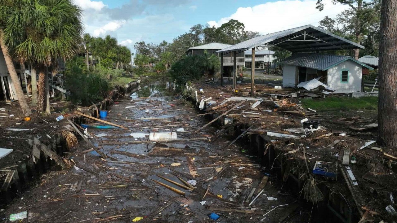 Khung cảnh tan hoang sau cơn bão Idalia  ở Florida