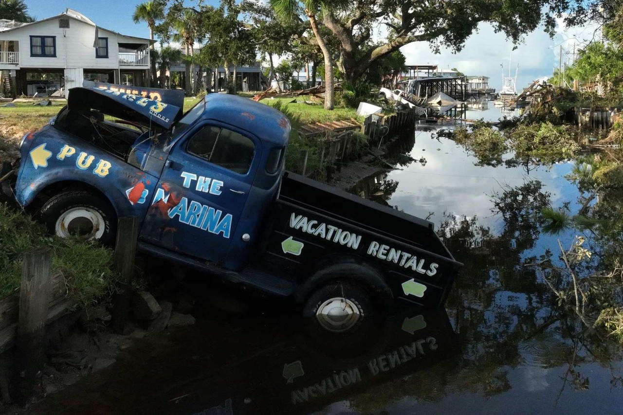 Khung cảnh tan hoang sau cơn bão Idalia  ở Florida