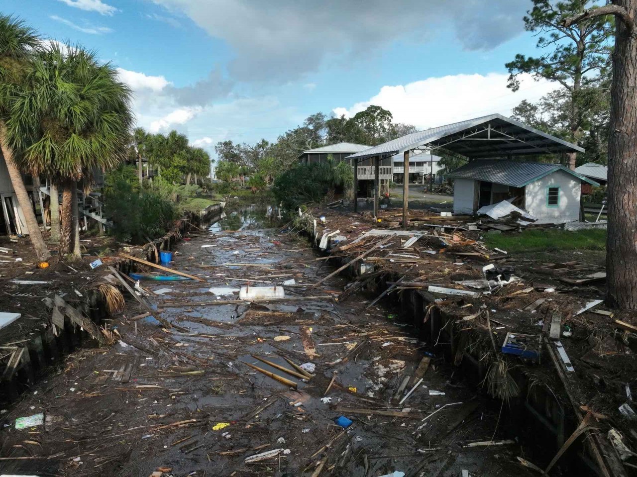 Khung cảnh tan hoang sau cơn bão Idalia  ở Florida