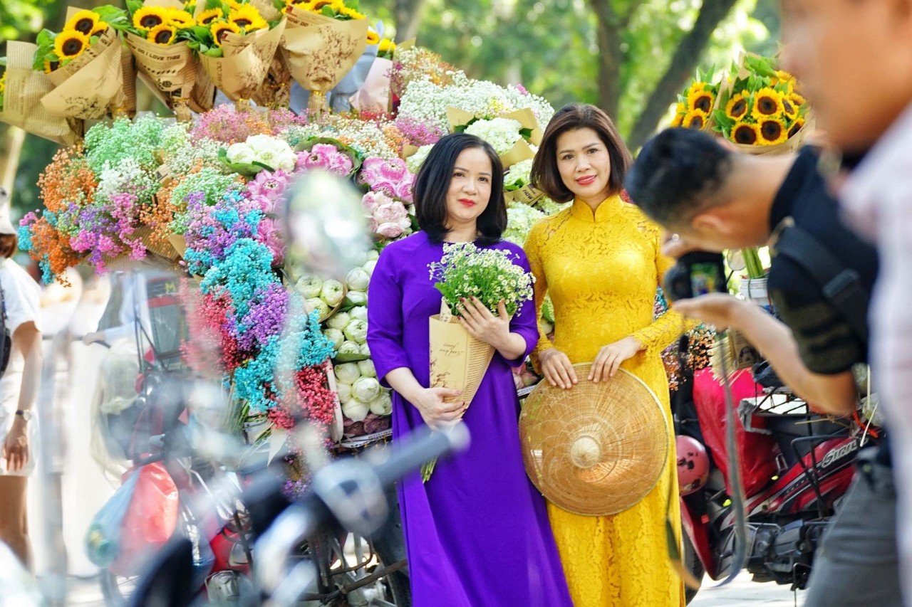 Giới trẻ đua nhau chụp ảnh cùng xe bán hoa đón mùa Thu Hà Nội